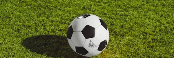 世界杯小组赛激烈对抗瞬间 - 两名球员在绿茵场上争抢足球