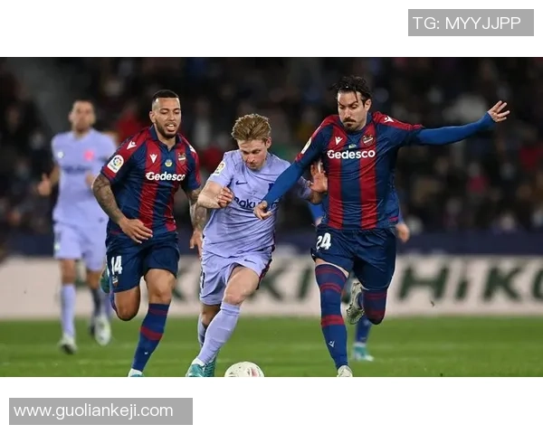 西甲激战巴萨与里昂战成平局绝杀瞬间点燃全场气氛与转会传闻交织